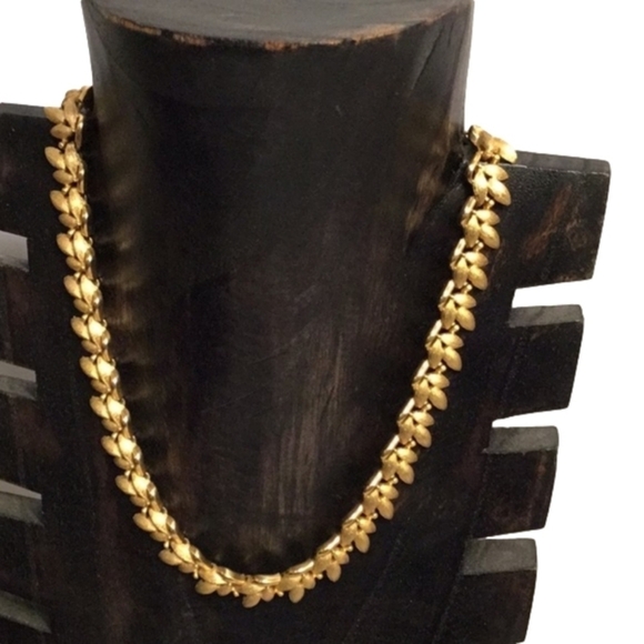 Trifari VINTAGE 1955  CROWN ENAMEL YELLOW GOLD NECKLACE - Picture 1 of 7